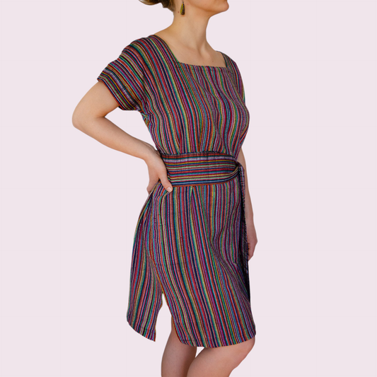 Gewebtes Kleid mit Gürtel und Raffung "Carmen" aus Mexiko - bunt