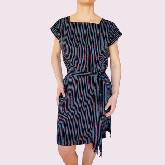 Gewebtes Kleid mit Gürtel und Raffung "Carmen" aus Mexiko - blau-bunt
