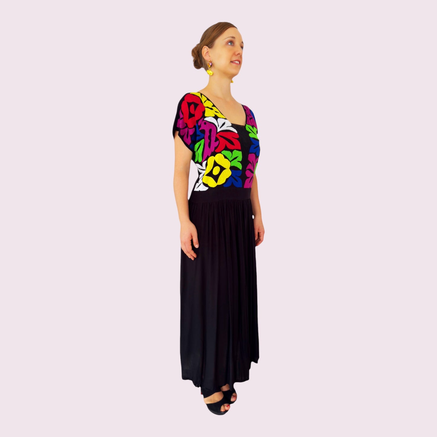Handbesticktes Kleid "Nora" aus Mexiko - schwarz-bunt