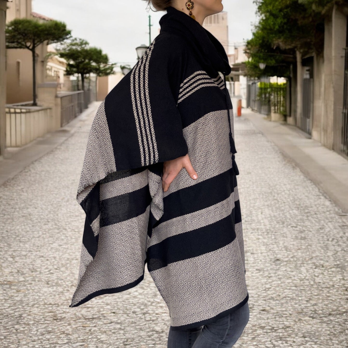 Gewebter Poncho "Cocol" aus Mexiko - schwarz-beige