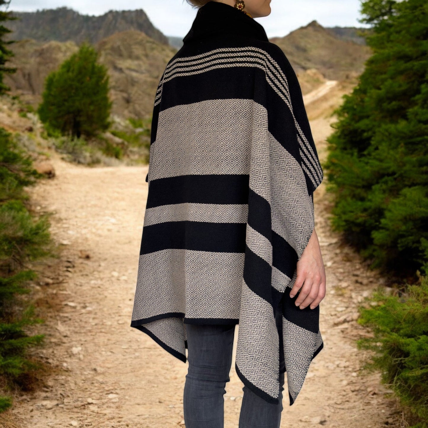 Gewebter Poncho "Cocol" aus Mexiko - schwarz-beige
