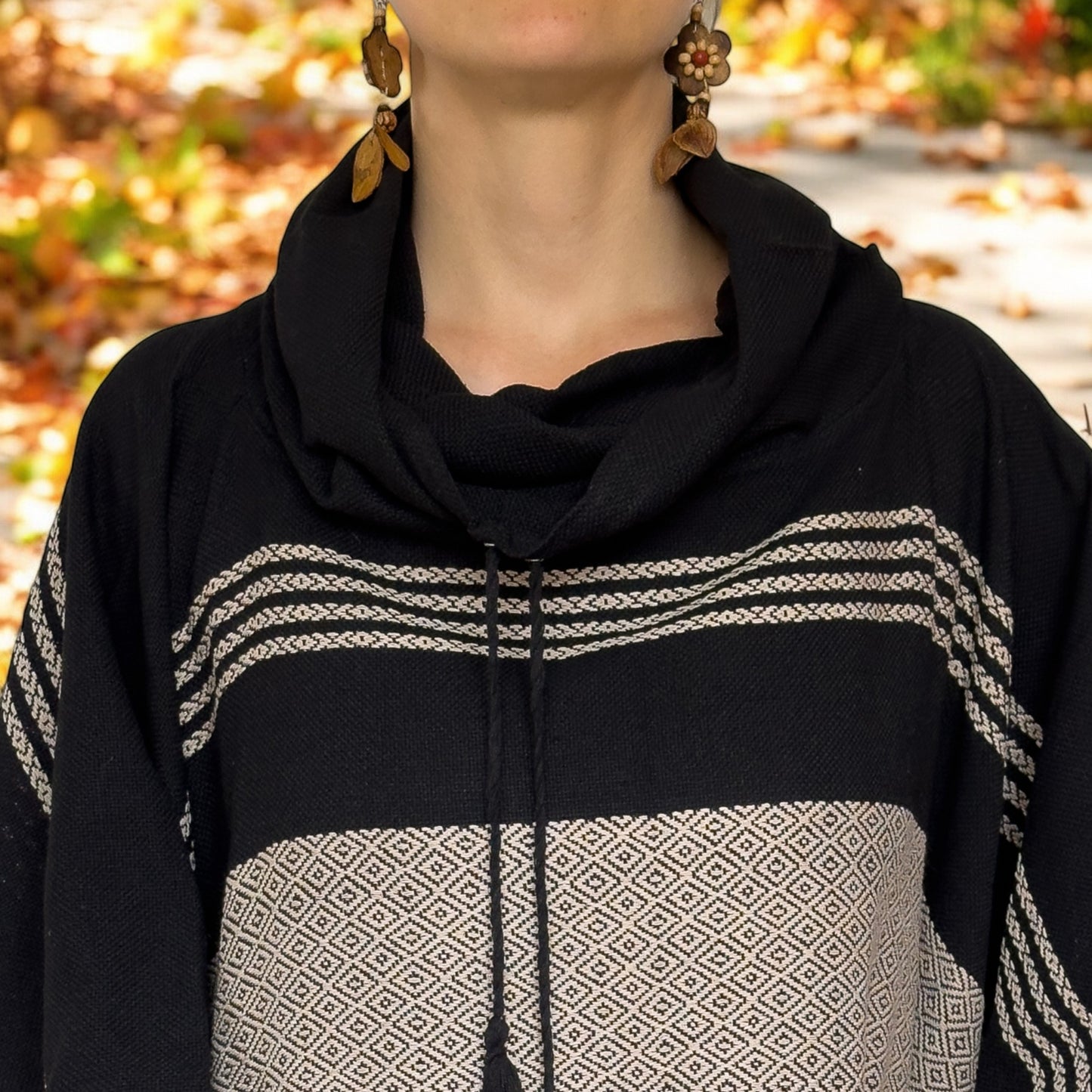 Gewebter Poncho "Cocol" aus Mexiko - schwarz-beige